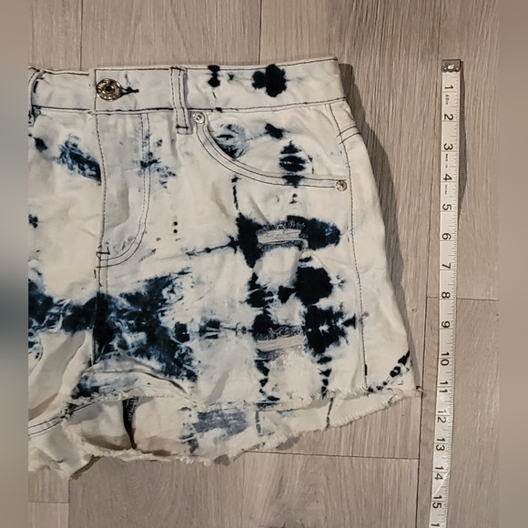 Almost Famous Juniors 5, white and blue tie-dye denim shorts - Picture 5 of 13